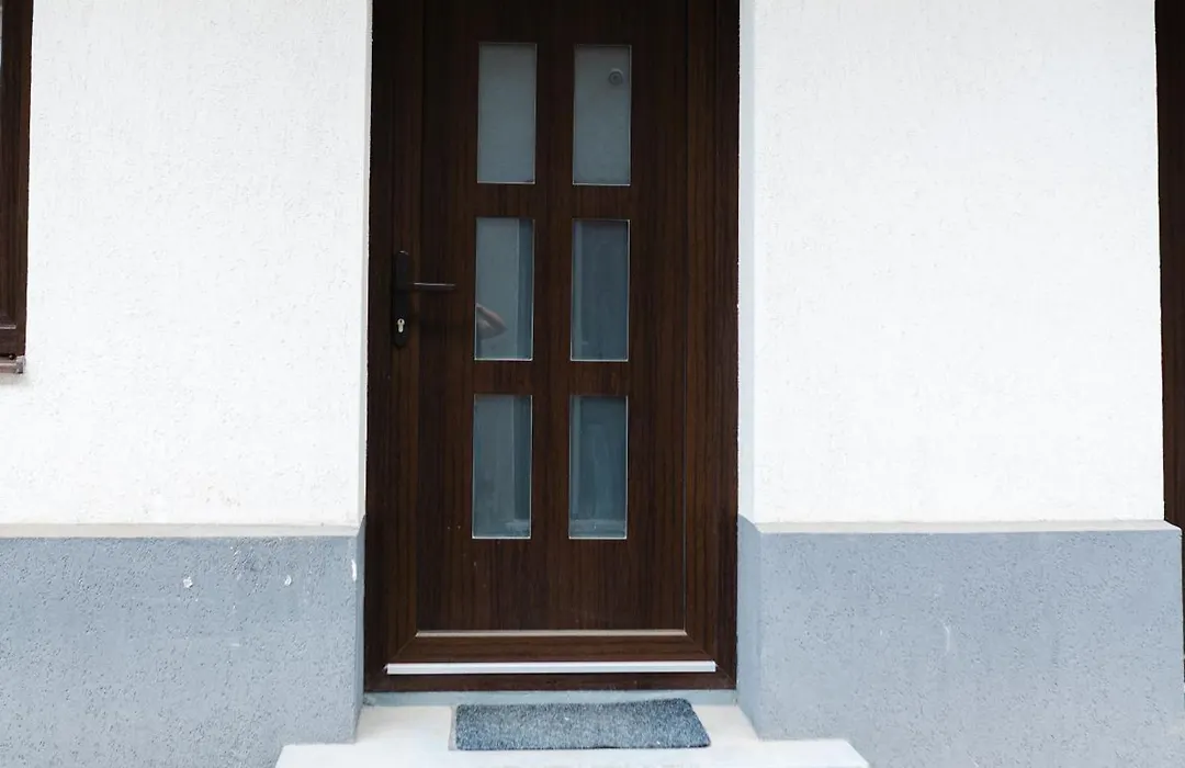 Locart -Cozy Downtown Apartment, Near Black Church With Free Wi-Fi-1
