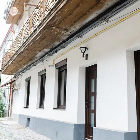 Locart -Cozy Downtown Apartment, Near Black Church With Free Wi-Fi-2